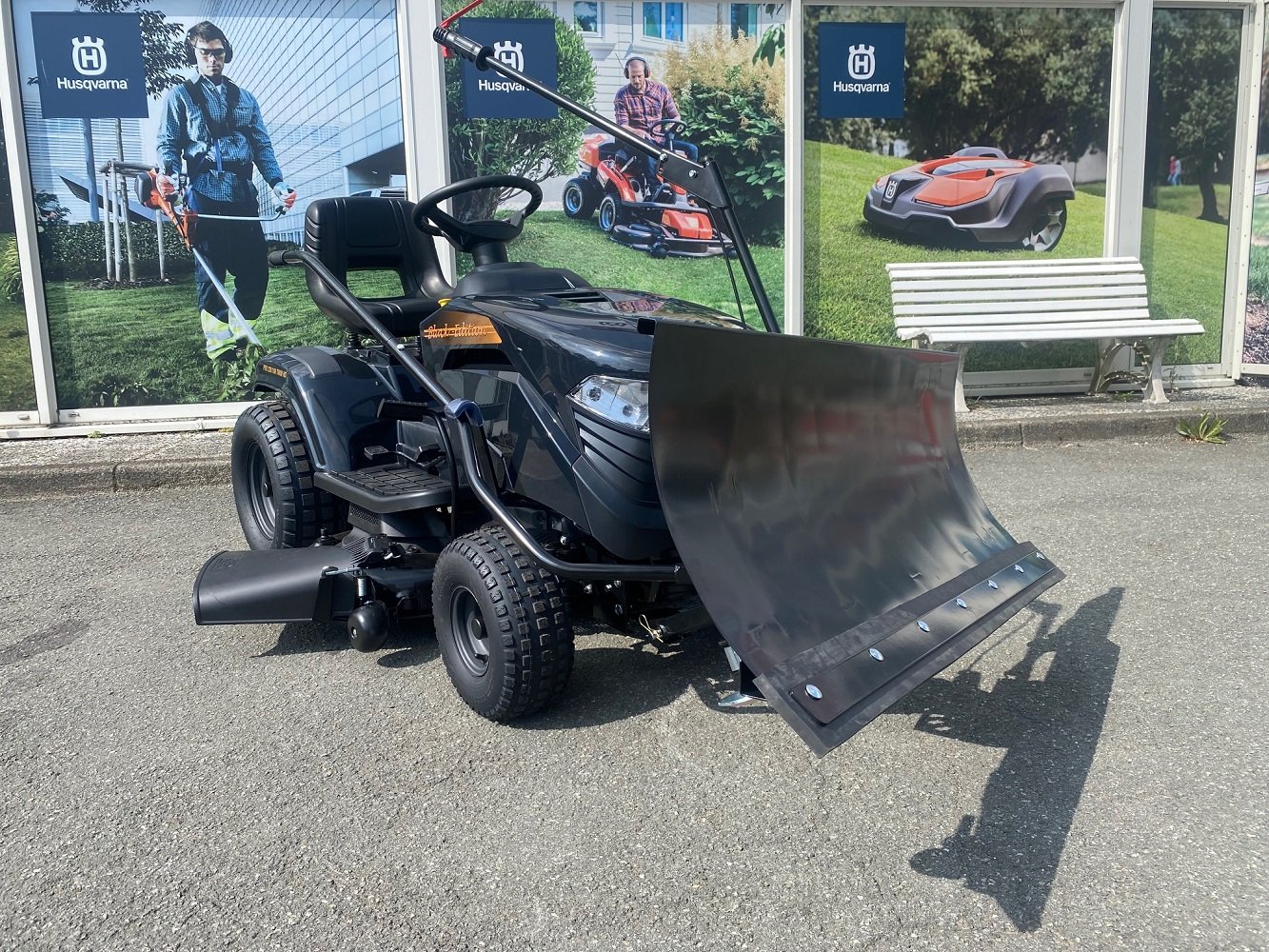 Pro-228_108Winter_004-2.jpg BLACK EDITION Rasentraktor PRO 228/108 Twin HS mit Winterpaket 120 Plus - Bild 1