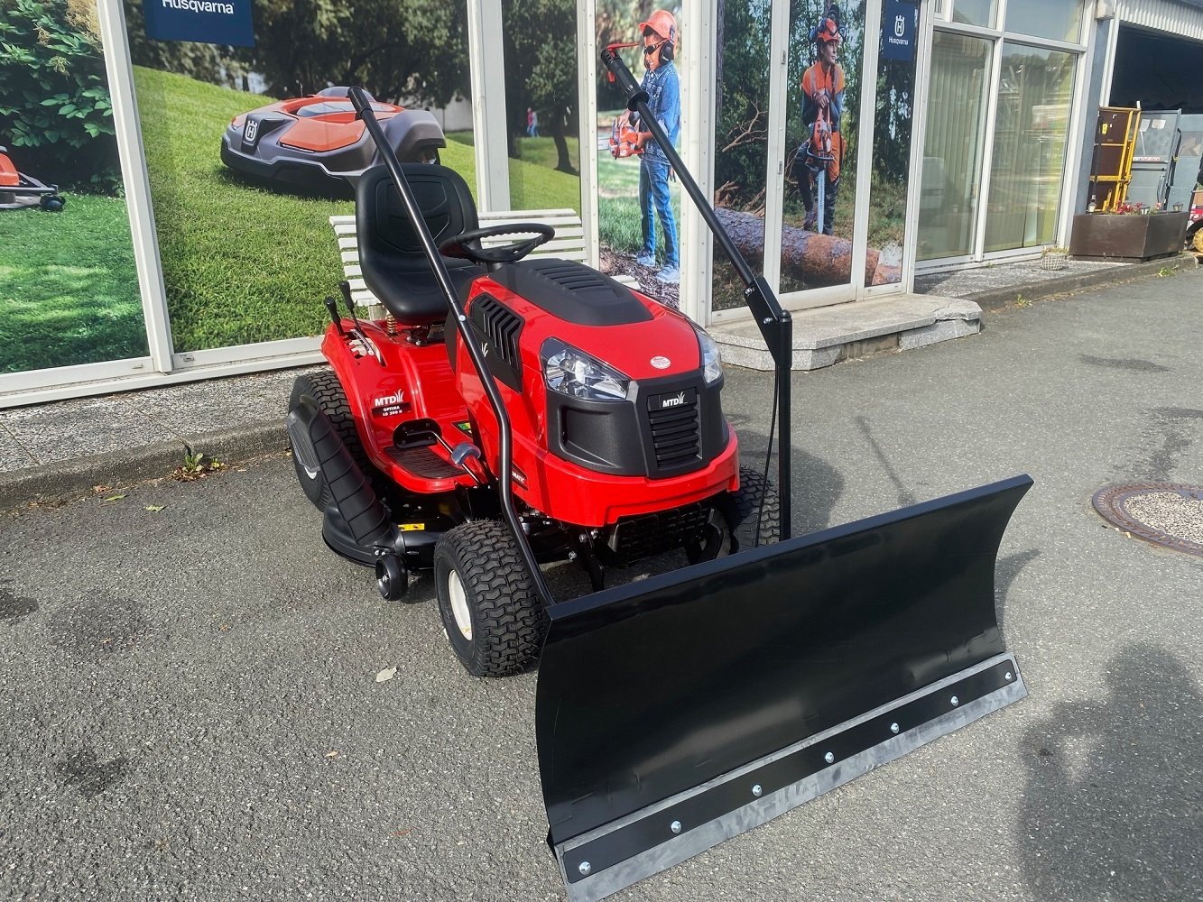 a-7.jpg MTD Rasentraktor OPTIMA LG 200 H mit Schneeschild 120 Plus - Bild 1